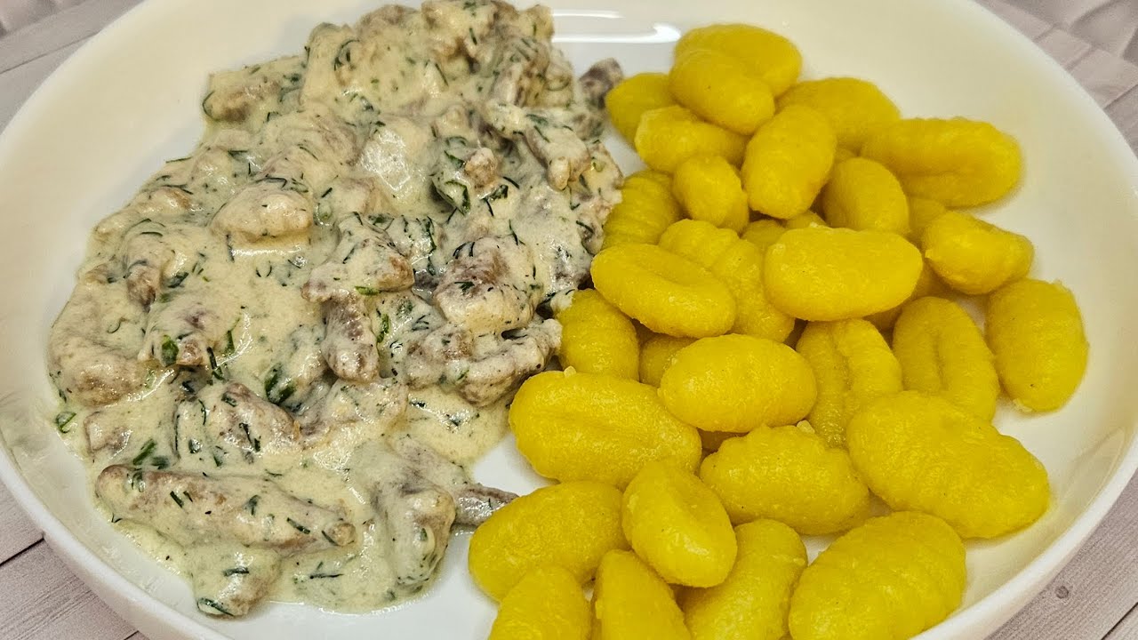 Yksinkertainen ruokalaji, joka valmistetaan paistinpannulla jauhelihasta, gnocchista ja smetasta.