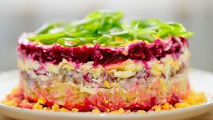 Valmistan suolakurkkua peiton alla suomalaisittain. Lisään 2 ainesosaa – tuloksena on klassikkoa raikkaampi ja maukkaampi