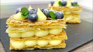 Ostin lehtitaikinaa ja pistaasipähkinöitä ja aion valmistaa hyvin yksinkertaisen jälkiruoan.