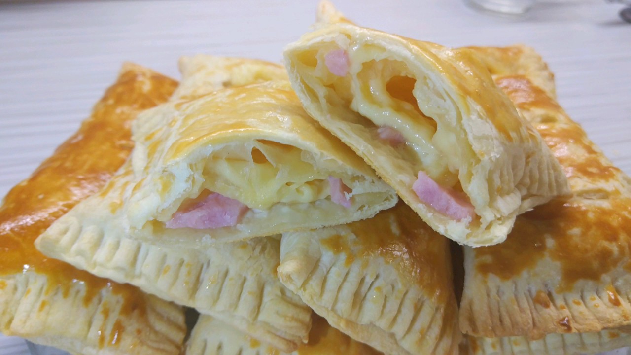 Leivonnainen juustotäytteellä ja kinkulla: herkullinen välipala, jota on helppo syödä käsin.