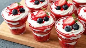 Mini-jälkiruoat, jotka tekevät vaikutuksen tänä juhlakautena: yksinkertaiset ja herkulliset reseptit, jotka koristavat juhlapöytääsi.