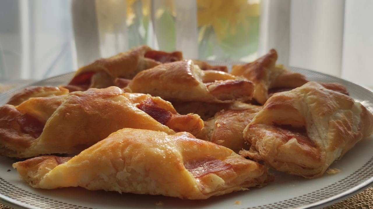 Leivonnainen juustotäytteellä ja kinkulla: herkullinen välipala, jota on helppo syödä käsin.