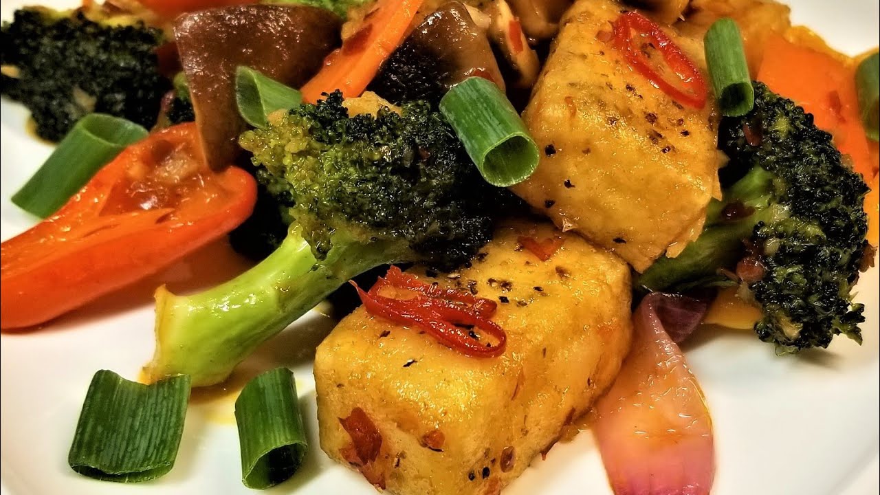 Helppoja ruokia aerogrillissä: paistettu tofu ja vihannekset.