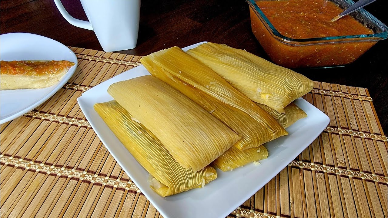 Yksinkertaiset maissitamales: resepti nopeaan valmistukseen tehosekoittimessa kuudesta ainesosasta.