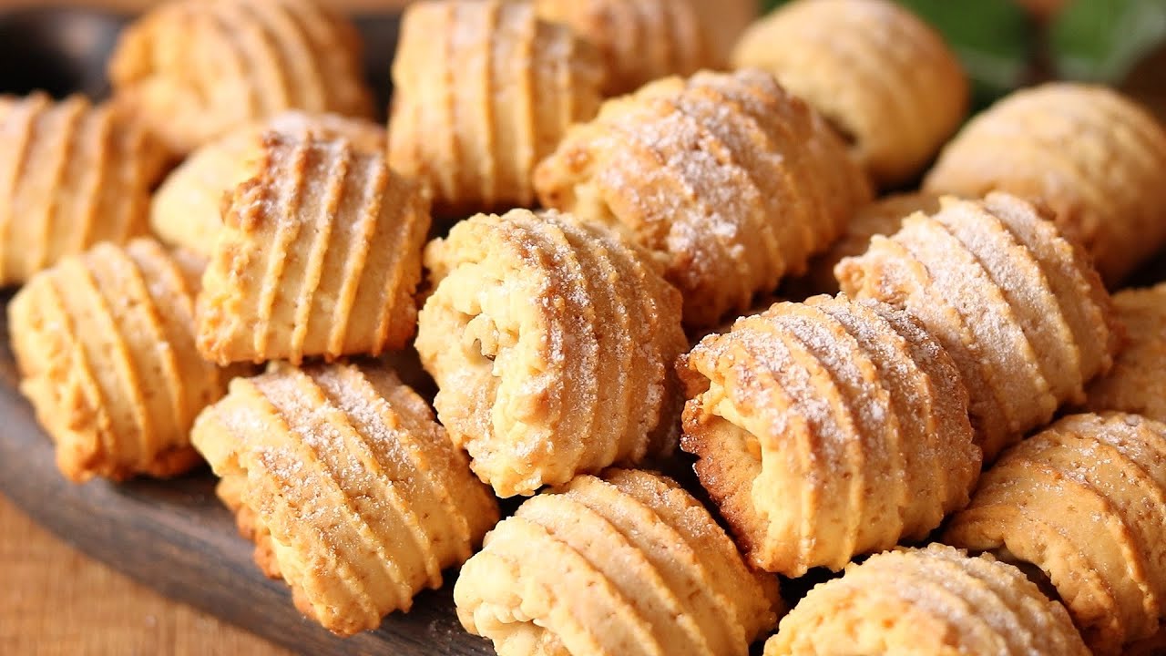 ”Erittäin maukas ja helppo valmistaa.” Sekoita keksit tähän ja kääri. Suositun jälkiruoan resepti