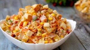 Laiskojen salaatti – mieto, nopea ja uskomattoman herkullinen: leikkaa, lisää majoneesia – valmis