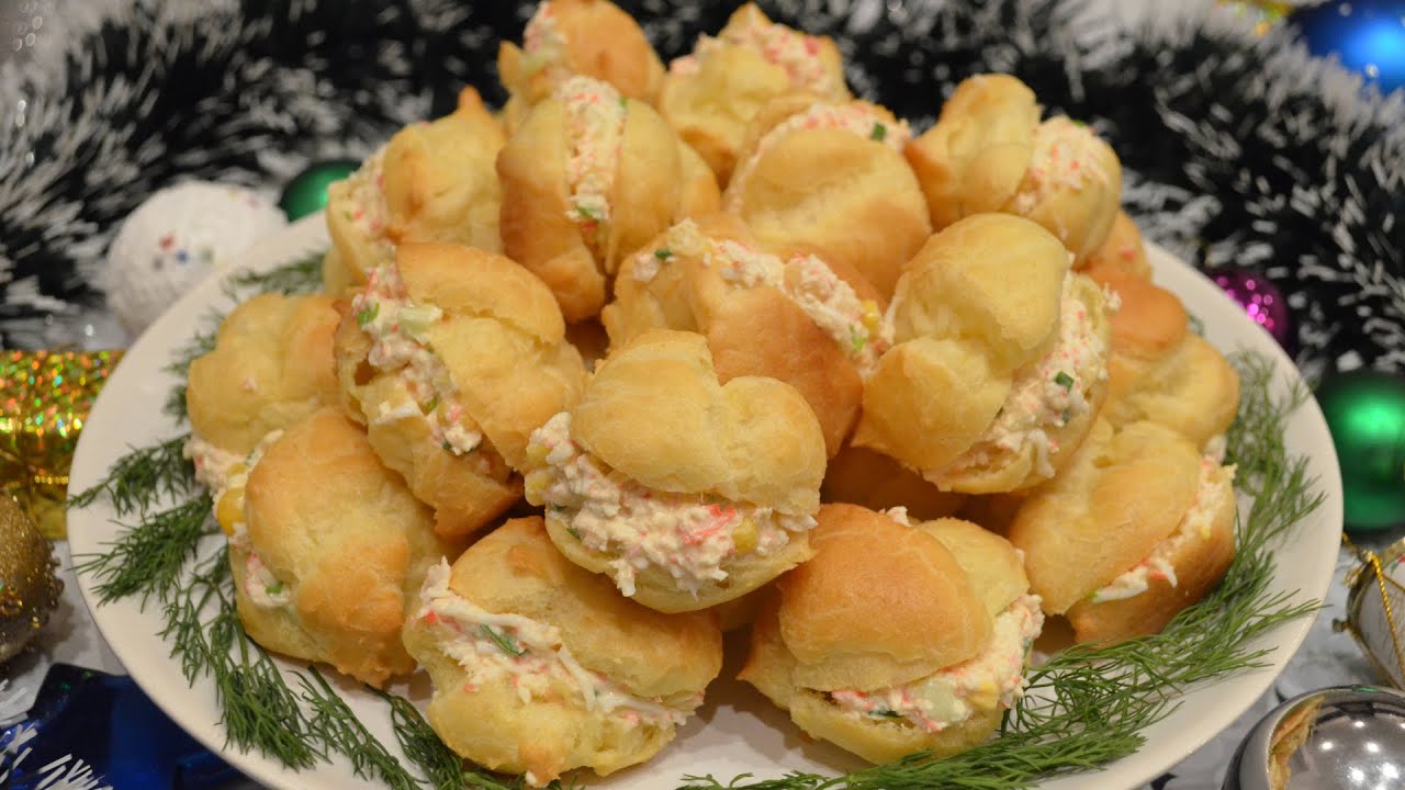 Mausteiset profiterolit kermavaahdosta: herkullinen alkupala, joka piristää jouluateriaa.