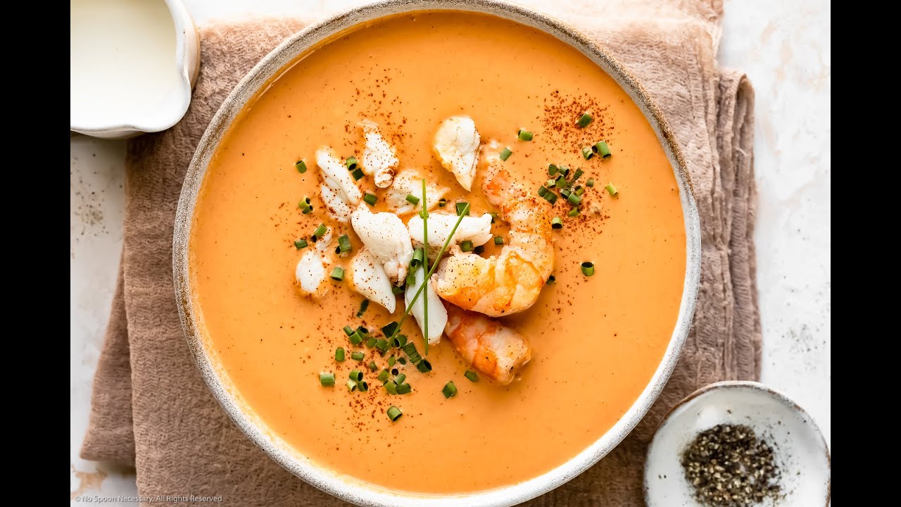 Seafood cream with spider crab: elegance and rich flavor in every spoonful.