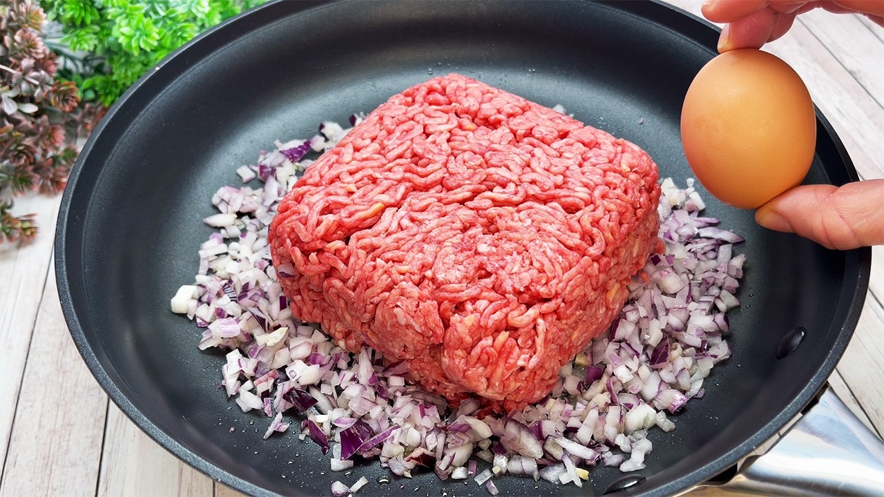 Eva Vahovich rikkoo munat lihaan ja heittää ne paistinpannulle. Sata kertaa parempaa kuin jauhelihamykyjä.