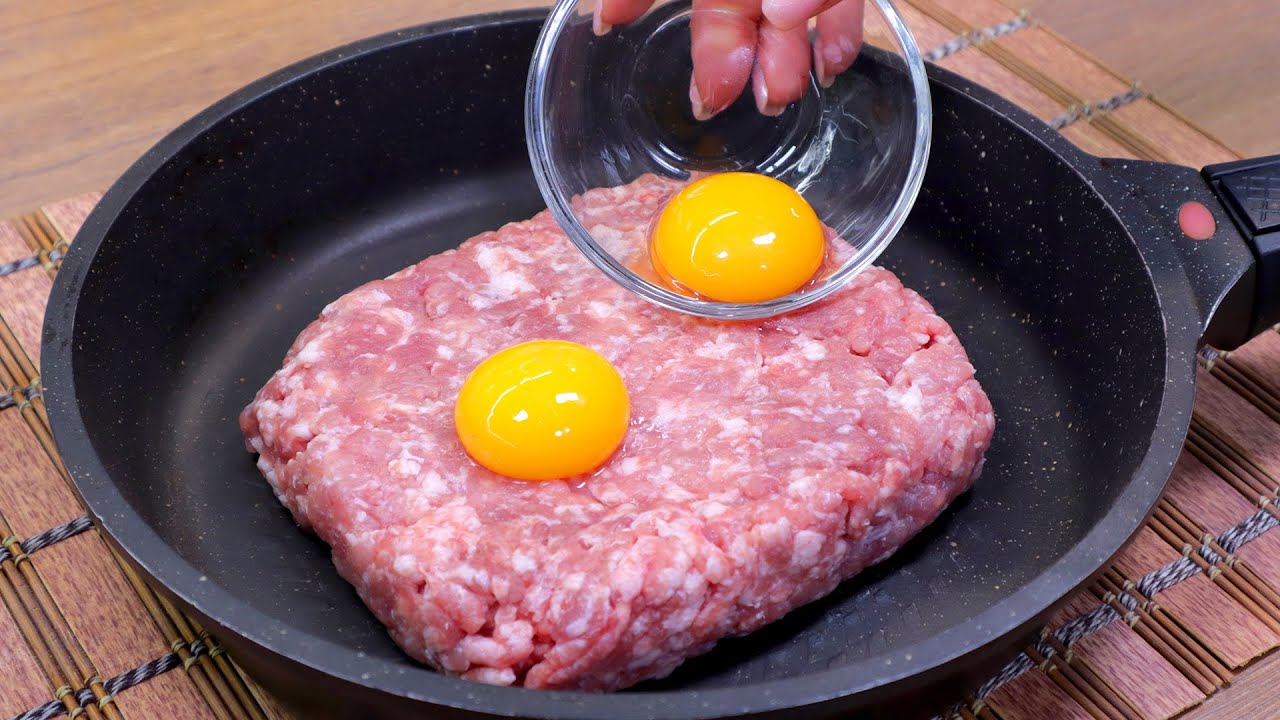 Eva Vahovich rikkoo munat lihaan ja heittää ne paistinpannulle. Sata kertaa parempaa kuin jauhelihamykyjä.