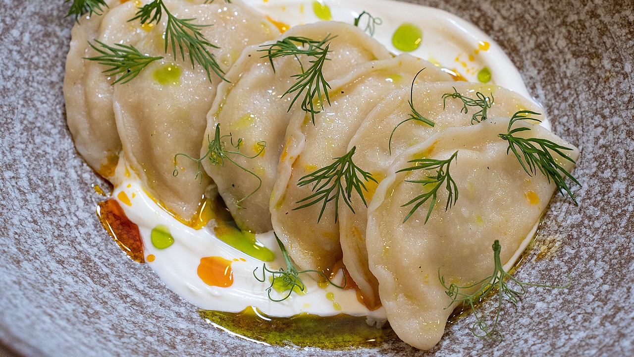 Tällaisella täytteellä varustetut vaaleat leivonnaiset tulevat olemaan tämän juhlan hittituote. Kuulen niistä ensimmäistä kertaa.