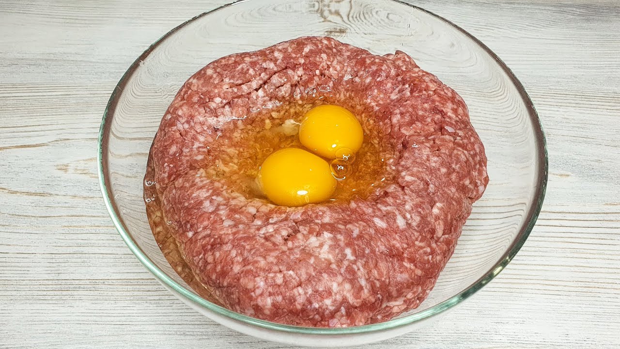 Eva Vahovich rikkoo munat lihaan ja heittää ne paistinpannulle. Sata kertaa parempaa kuin jauhelihamykyjä.