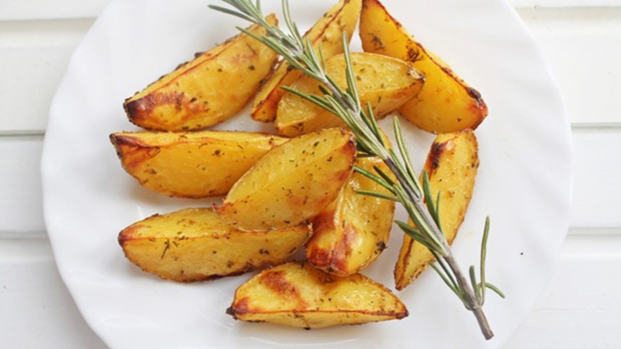 Kuinka valmistaa kultaiset ja rapeat jouluperunat, askel askeleelta.