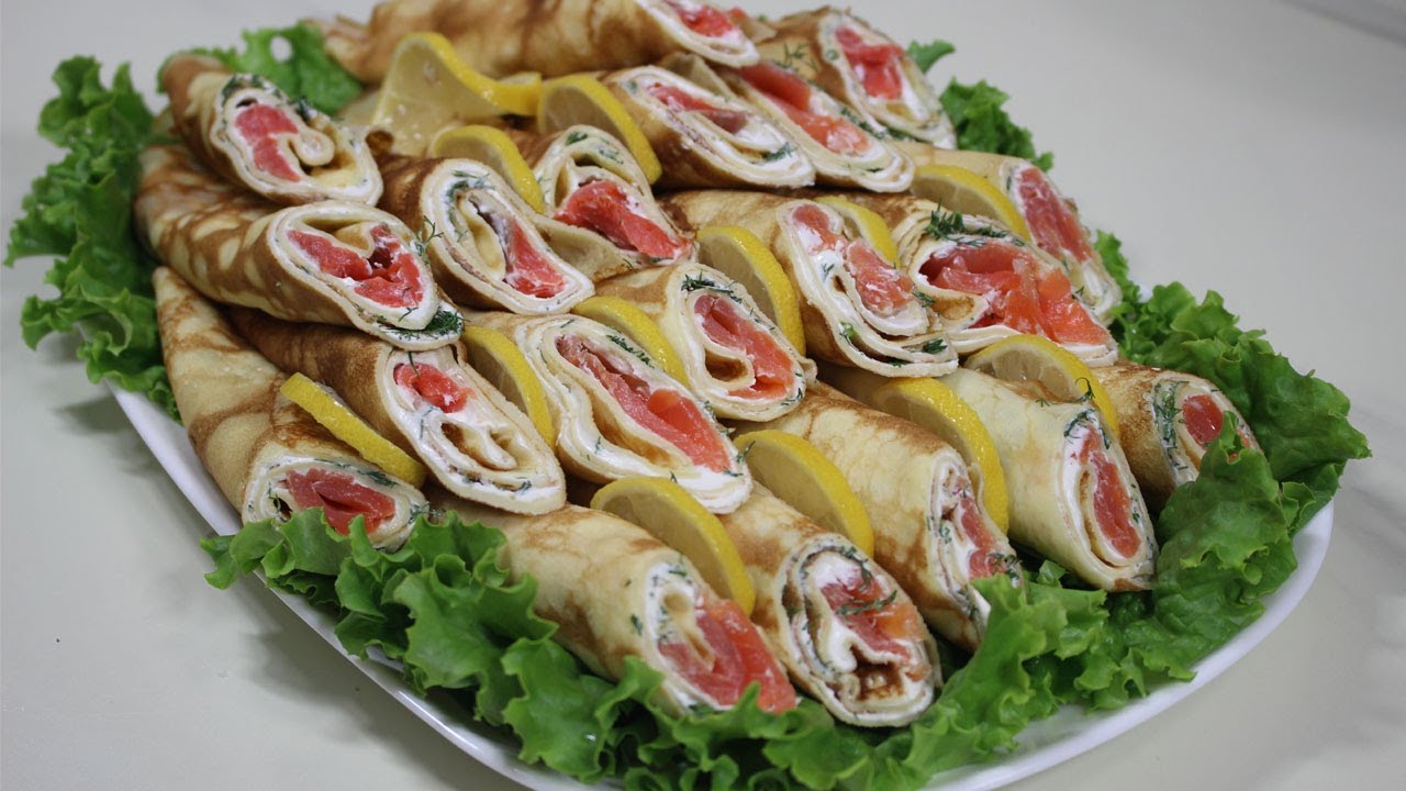 Resepti pannukakkuille, joissa on lohta, punajuurta ja vuohenjuustoa.