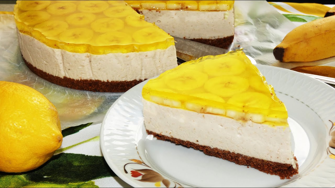 Juhlapäivinä teen herkullista banaanijuustokakkua Eva Vahovichin reseptin mukaan. Mieheni sanoo, että se on ”kaikkien aikojen paras kakku”.