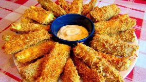 Kuinka valmistaa uunissa paistettuja kesäkurpitsatikkuja: rapeita, ilman paistamista ja jauhoja.