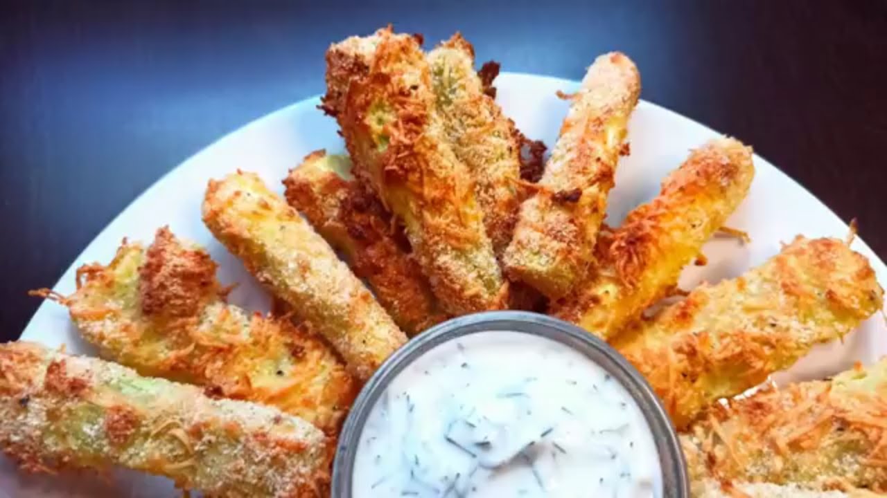 Kuinka valmistaa uunissa paistettuja kesäkurpitsatikkuja: rapeita, ilman paistamista ja jauhoja.