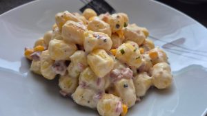 Yksinkertainen ruokalaji, joka valmistetaan paistinpannulla jauhelihasta, gnocchista ja smetasta.