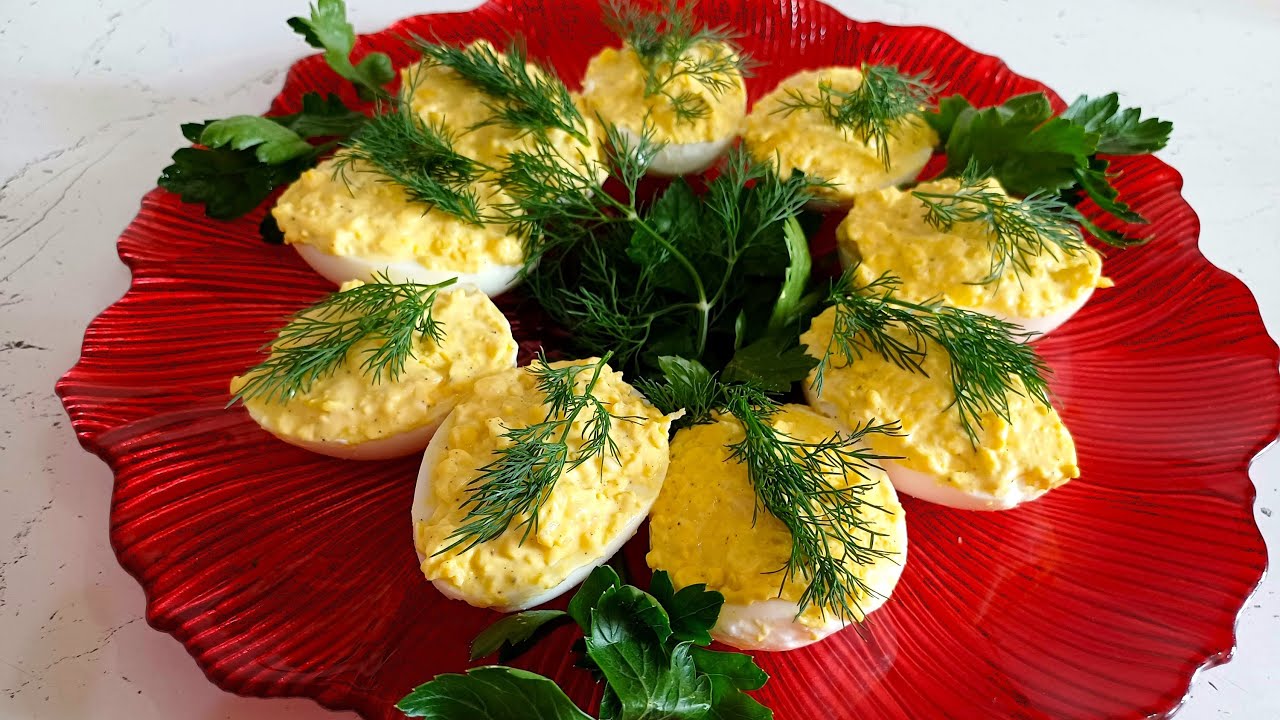 Juustosta ja viinirypäleistä täytettyihin muniin: 8 helppoa ideaa uudenvuoden alkupaloille ilman työlästä valmistelua