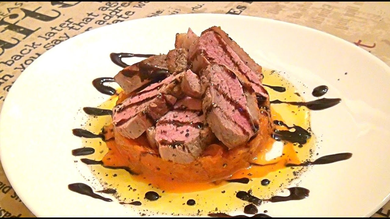 Paistettu ankanrinta mustakaalilla ja sulatetulla voilla.