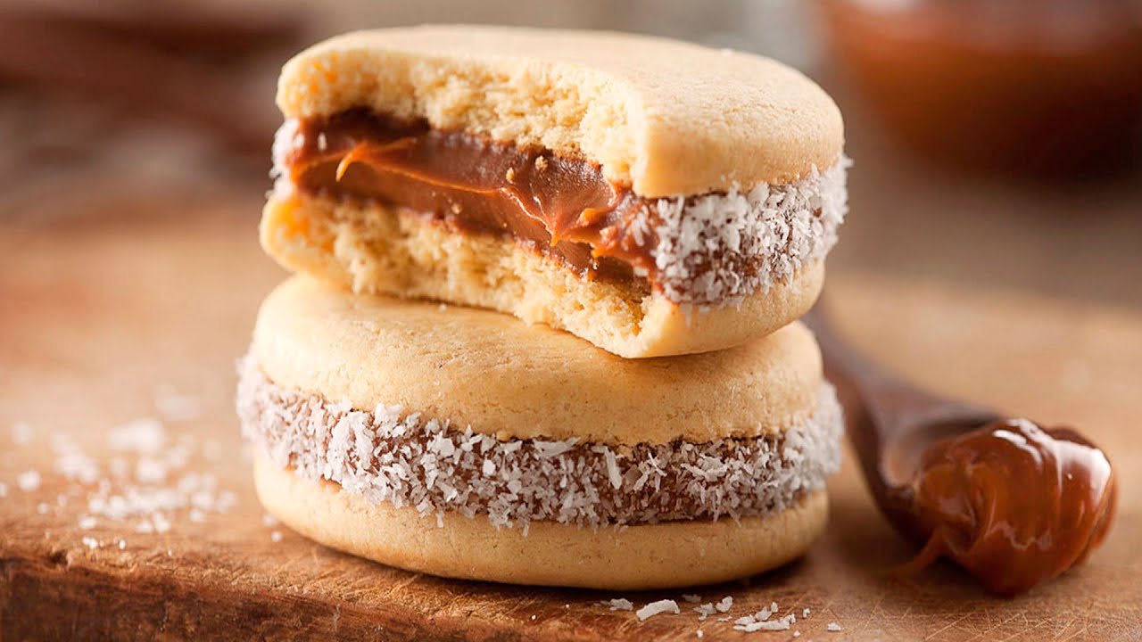 Kolmikerroksinen alfakor, jossa on saksanpähkinöitä, suklaata ja dulce de leche -karamellia iltapäiväteelle.