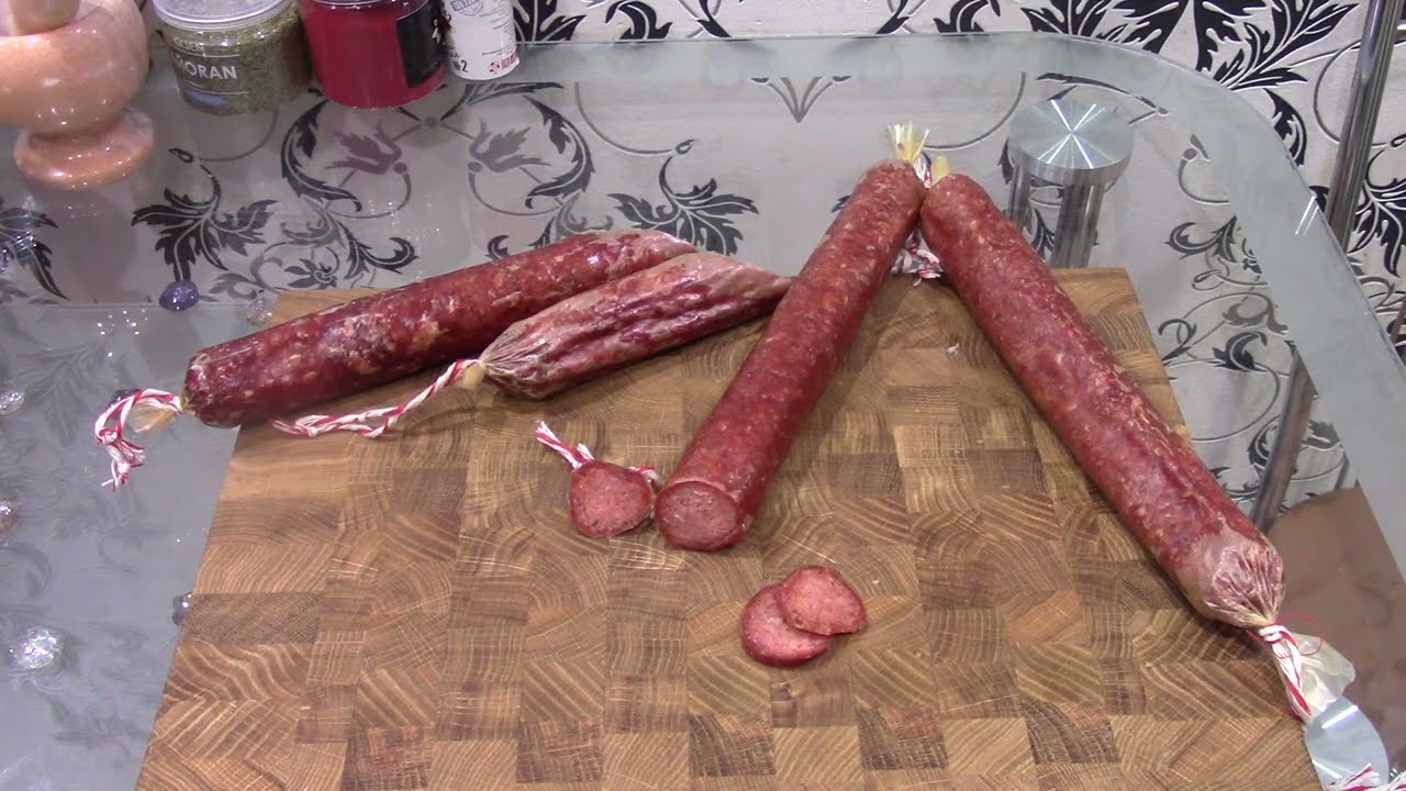 Jauhan lihan, lisään mausteet ja kuivatan uunissa – parin päivän kuluttua kotitekoiset kuivatut makkarat ovat valmiita.