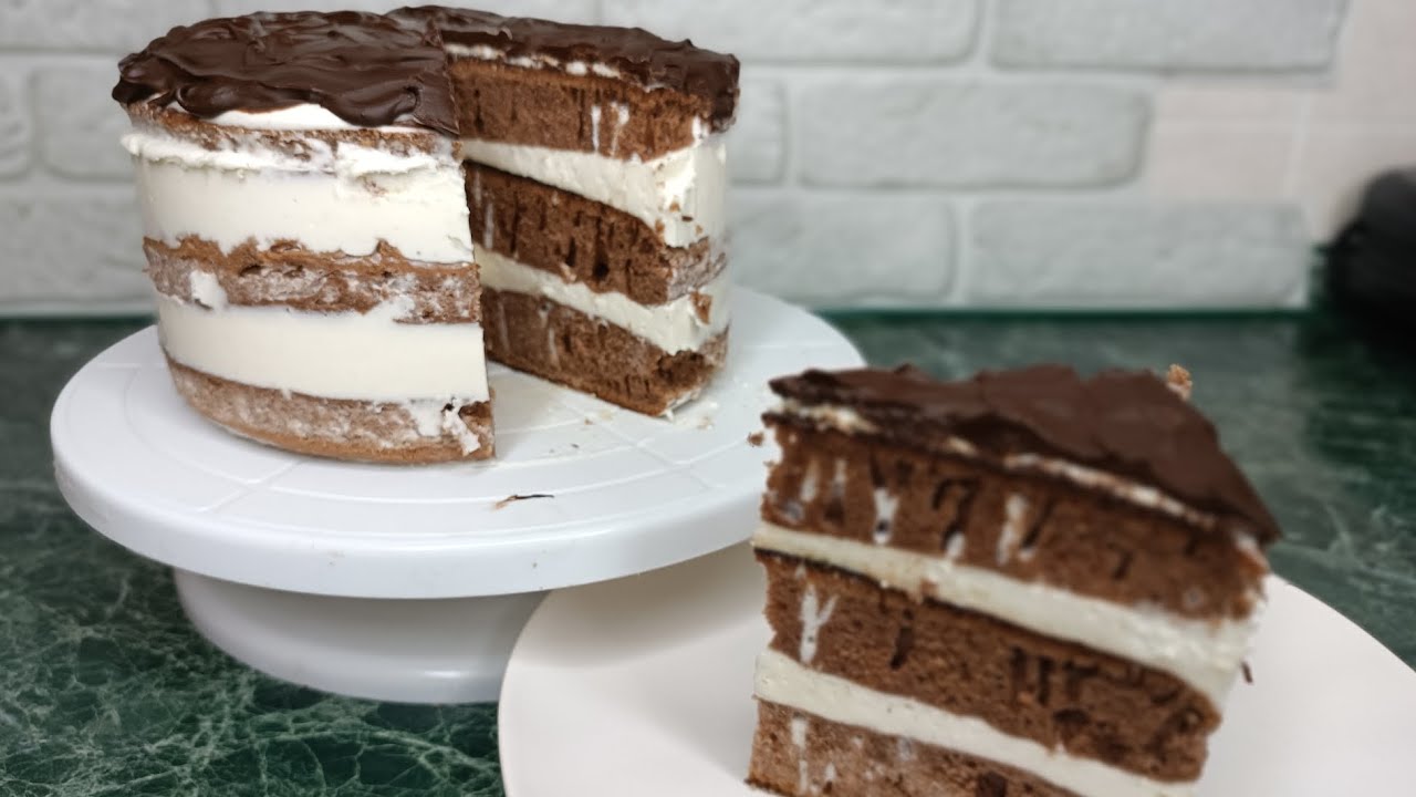 Kakku, joka on saanut inspiraationsa kuuluisasta jälkiruoasta. Se on uskomattoman herkullinen, ja kaupasta ostettu versio on todellinen löytö.