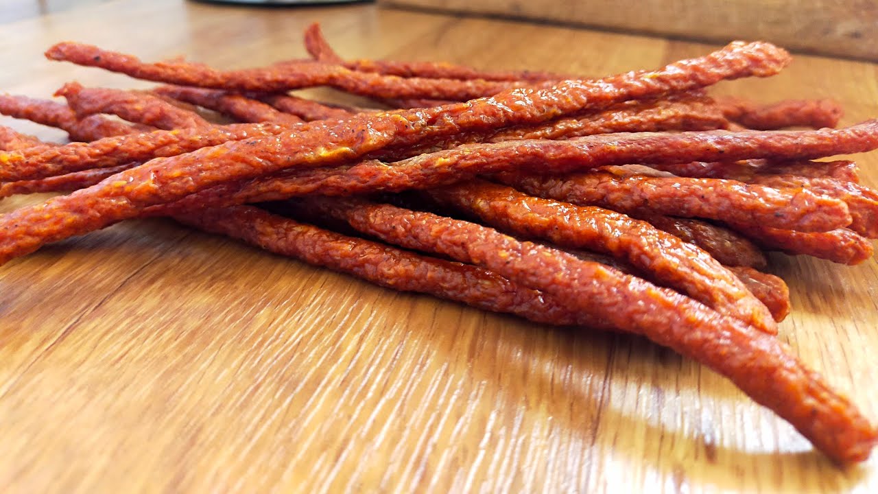 Jauhan lihan, lisään mausteet ja kuivatan uunissa – parin päivän kuluttua kotitekoiset kuivatut makkarat ovat valmiita.