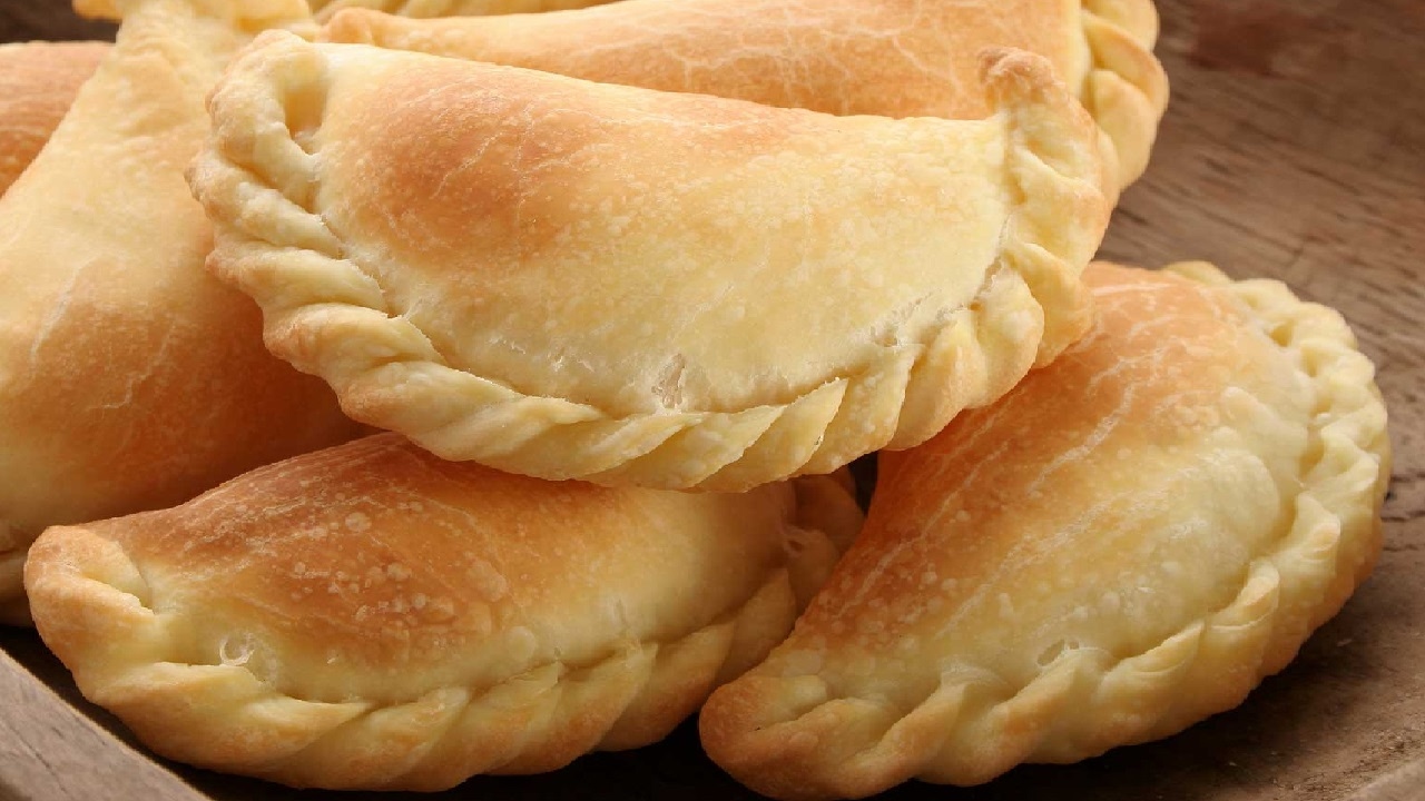 Kuinka valmistaa kotitekoista taikinaa empanadoille ilman jauhoja