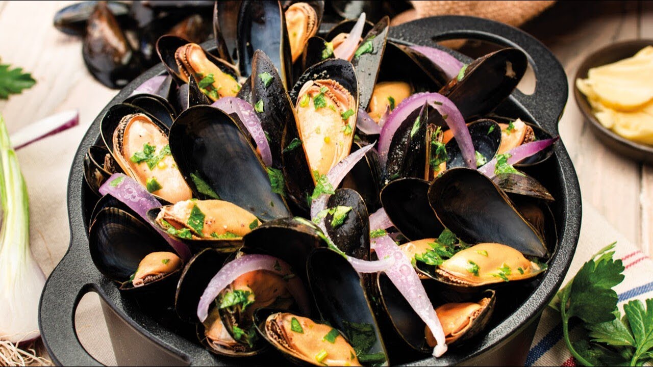 Ei merimiehen tyyliin eikä belgialaiseen tyyliin: Martin Berasategin italialaistyyliset simpukat tulevat varmasti olemaan hitti joulupöydän alkupaloissa.