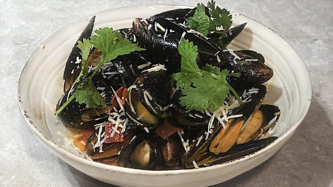 Ei merimiehen tyyliin eikä belgialaiseen tyyliin: Martin Berasategin italialaistyyliset simpukat tulevat varmasti olemaan hitti joulupöydän alkupaloissa.