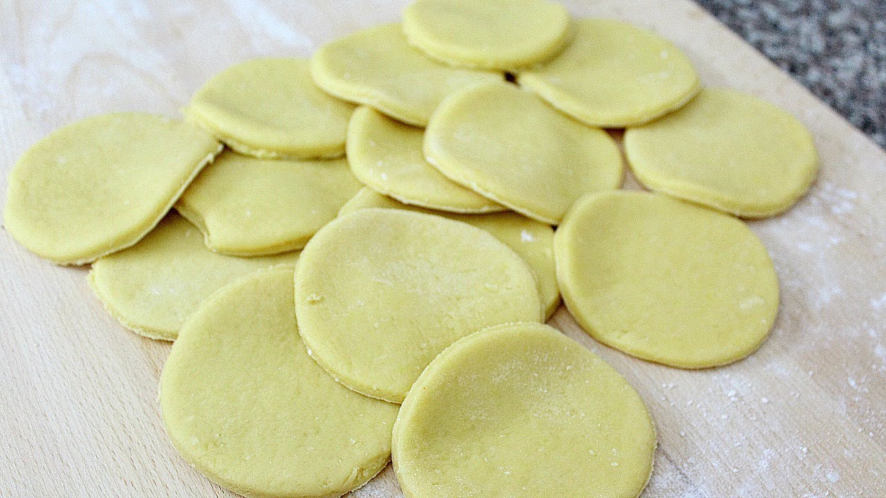 Kuinka valmistaa kotitekoista taikinaa empanadoille ilman jauhoja