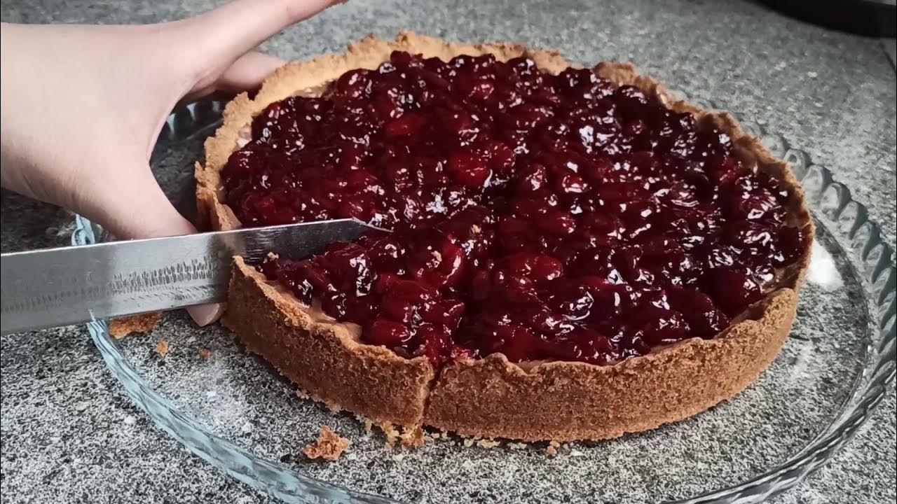 Muna- ja voittomaton suklaakakku kirsikoilla – taikina valmistuu 5 minuutissa, kun vieraat ovat jo ovella