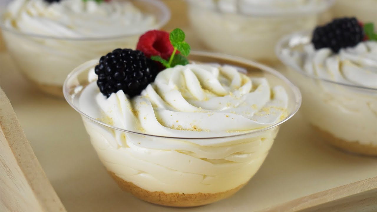 Edullinen resepti jouluun sopiville makeille ruoille: pehmeä nougat ja tuorejuustomousse.