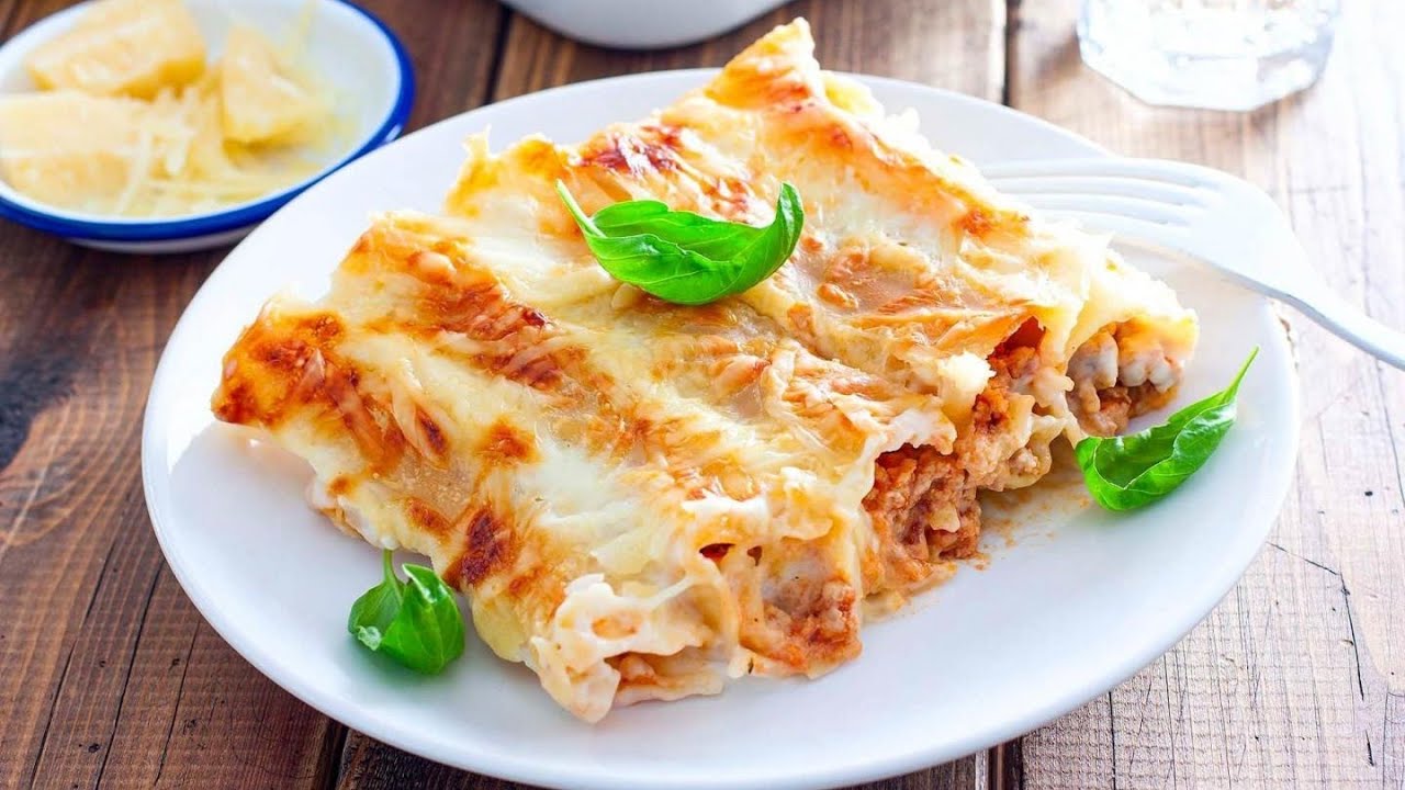 Valmista nämä herkulliset cannellonit, joissa on mureaa naudanposkea ja violettia bataattibéchamel-kastiketta.