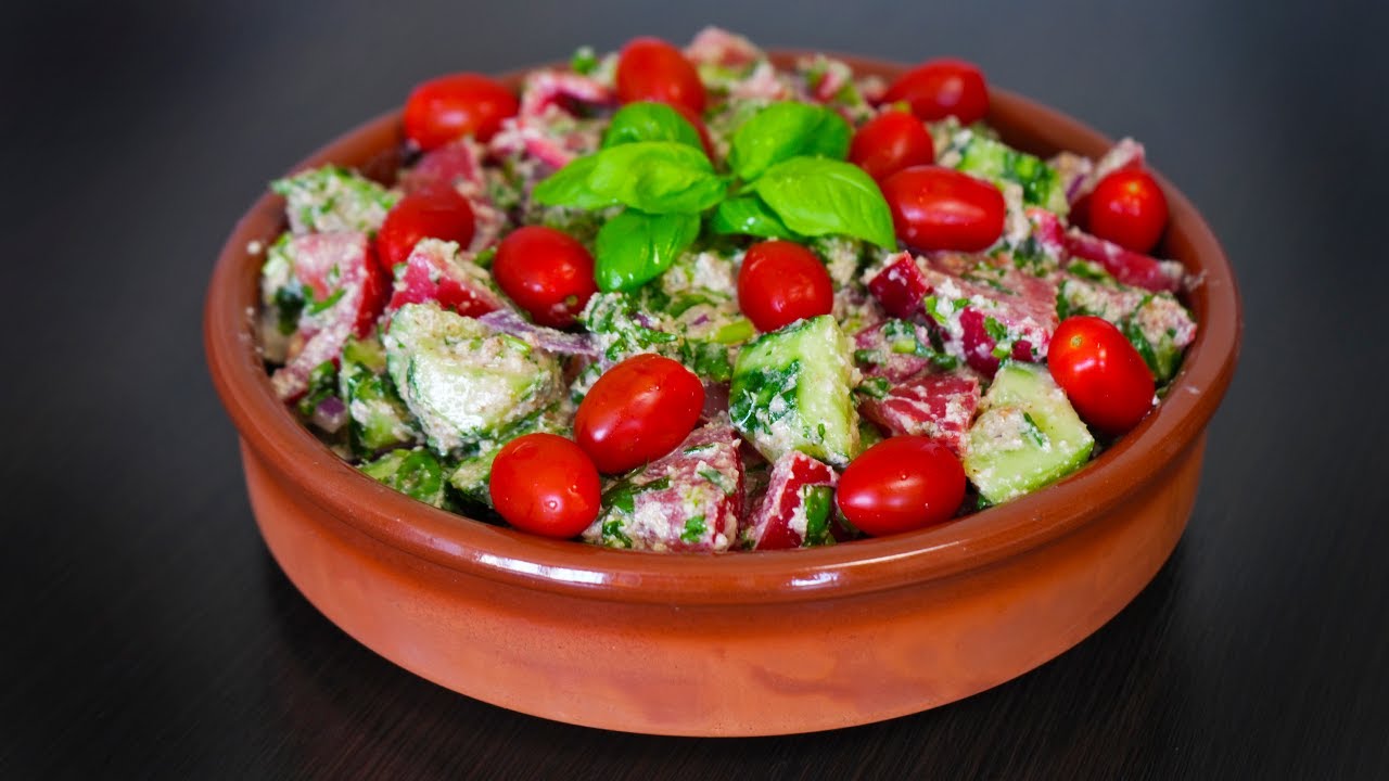 Helppo, nopea ja maukas illallinen: höyrytettyjä vihanneksia, pähkinäpestoa ja kuivattuja tomaatteja.