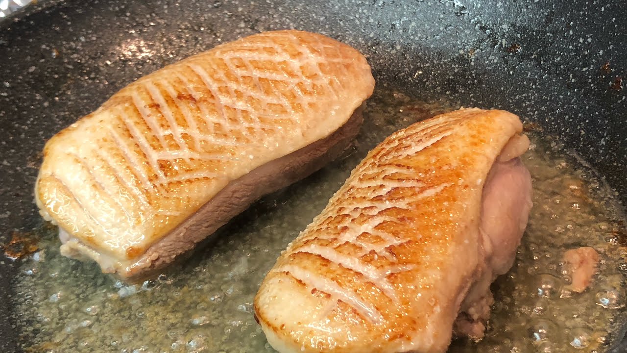 Paistettu ankanrinta mustakaalilla ja sulatetulla voilla.