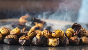 Unohda mantelit! Nauti paahdettuja kastanjoita, kuten joulumarkkinoilla.