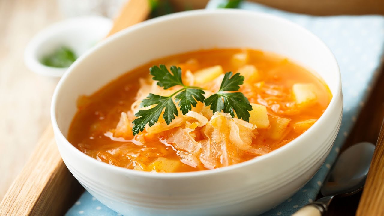 Jouluna tarjoilen borssin sijaan hapankaalisoppaa. Se on niin herkullista, että odotan sitä koko vuoden.