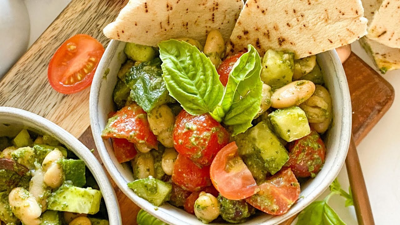 Helppo, nopea ja maukas illallinen: höyrytettyjä vihanneksia, pähkinäpestoa ja kuivattuja tomaatteja.