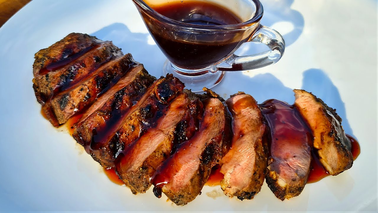 Paistettu ankanrinta mustakaalilla ja sulatetulla voilla.