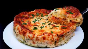 Yksinkertainen, mutta upea: tämä perunagratiinia jauhelihalla ja teräväkärkisellä kaalilla on todellinen mestariteos.