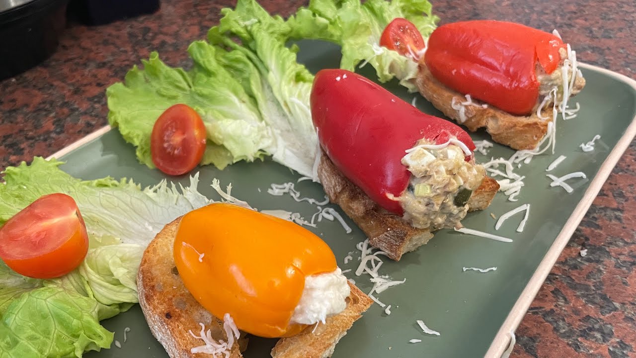 Piquillo-paprikat, täytettyinä munalla ja tonnikalalla, ovat edullinen alkupala uudenvuoden illalliselle.
