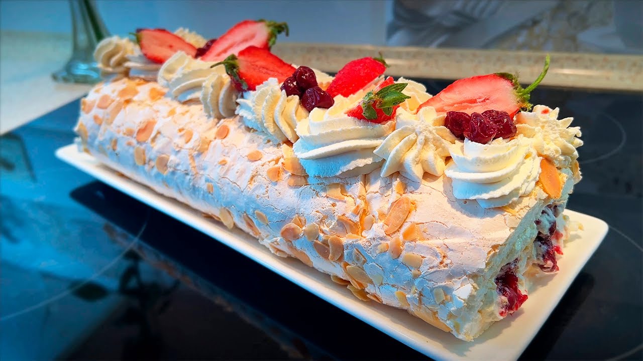 Meringue-rulla uudenvuoden 2026 juhliin: kuuluisan kondiittorin jälkiruoka – rapea marenki ja ilmava kerma