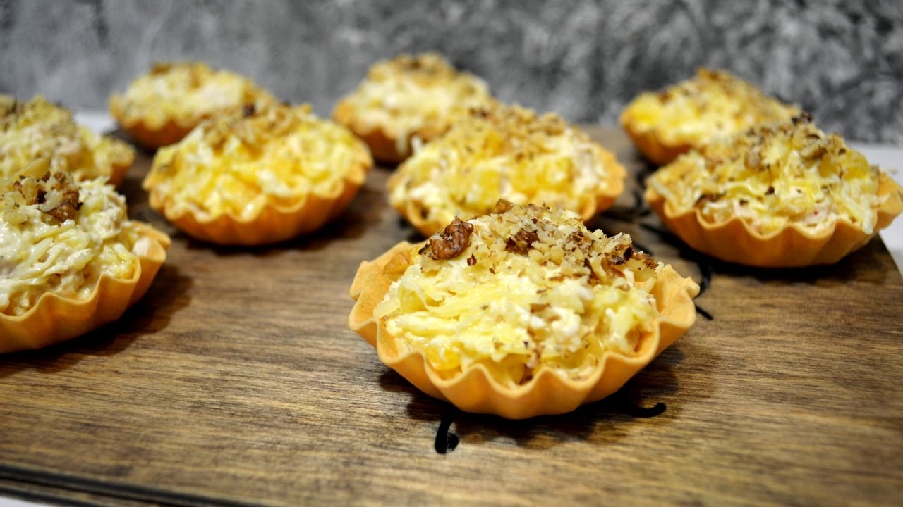 Tartaletit juustolla, kanalla, ananaksella ja valkosipulilla