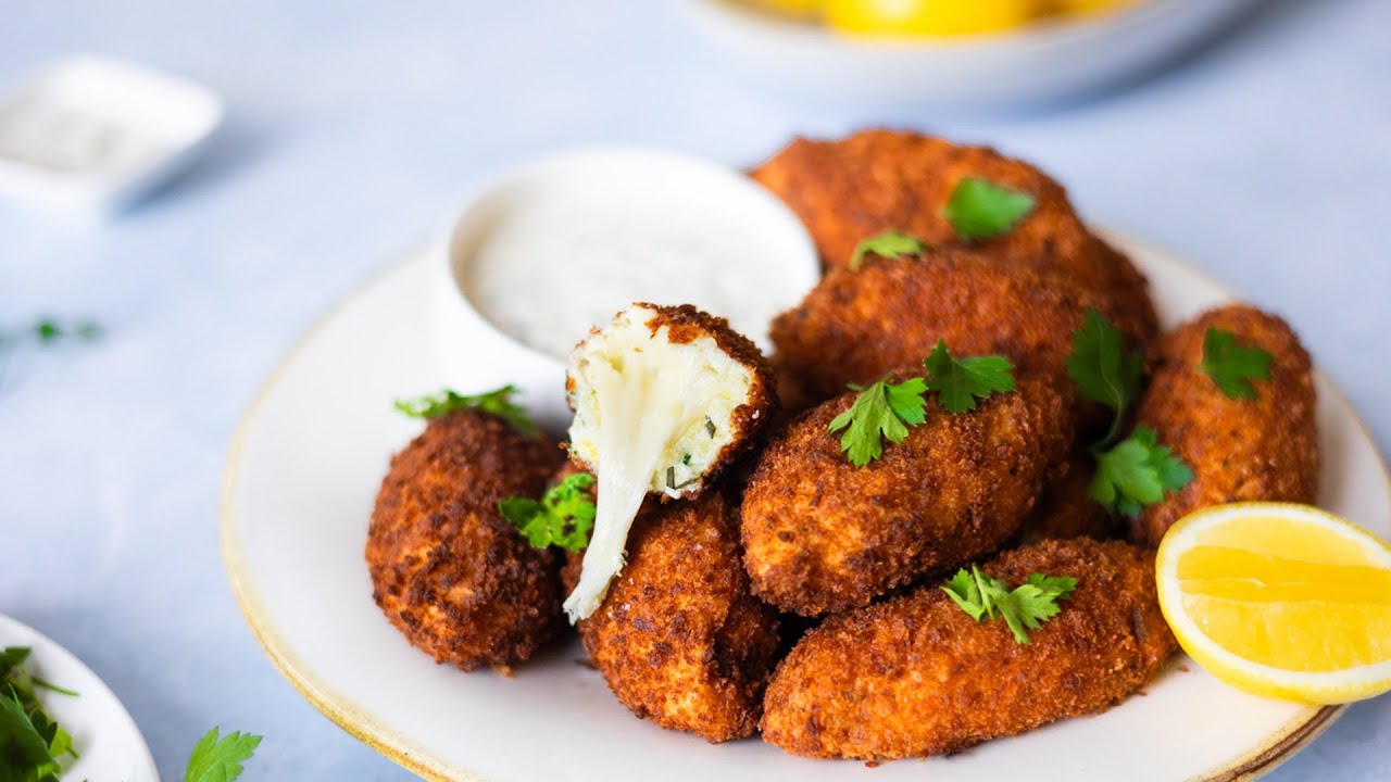 Sobraasad-juustokroketit ja Maon-juustokroketit hunajalla