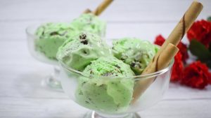 Kuinka valmistaa gluteeniton Mantekol-jäätelö jouluksi: helppo resepti, ei vaadi uunia ja valmis 20 minuutissa.