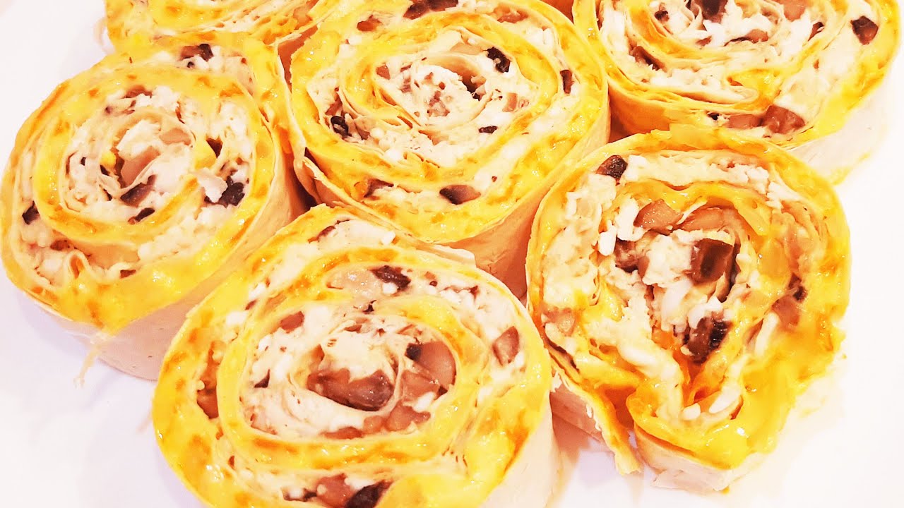 Ensimmäinen malja – ja rulla on jo poissa. Valmistan sen lavashista, kanasta, sienistä ja suolakurkusta. Maku on tuttu, ja muoto on voittamaton