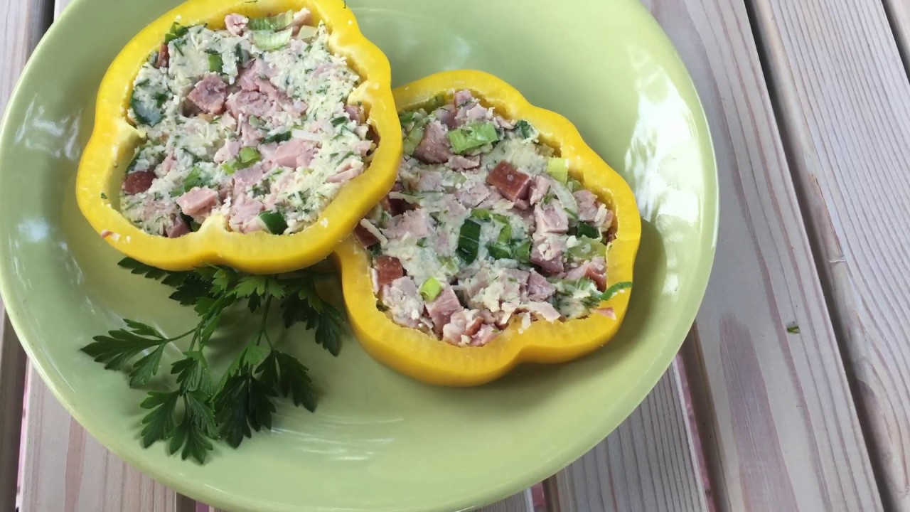 Piquillo-paprikat, täytettyinä munalla ja tonnikalalla, ovat edullinen alkupala uudenvuoden illalliselle.