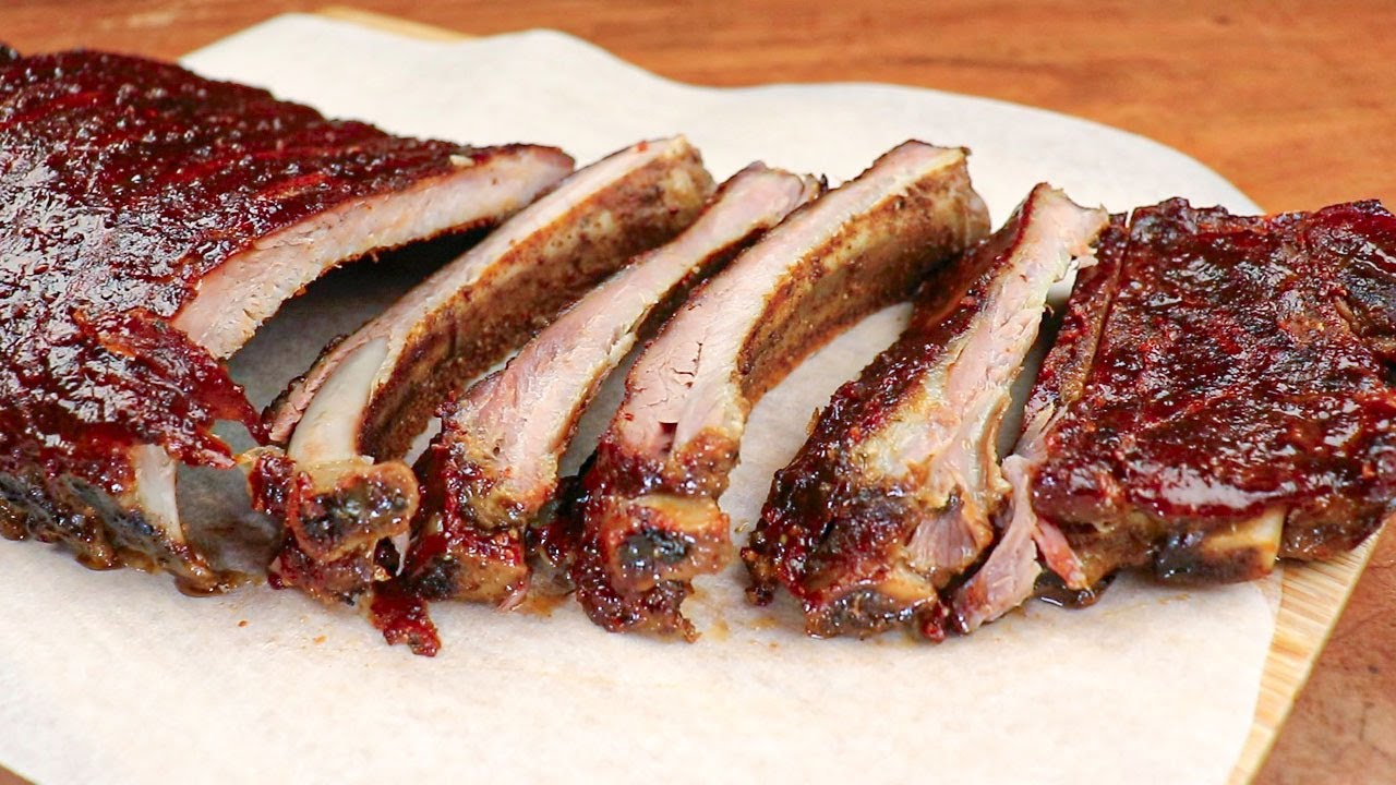Valkosipulilla maustetut porsaan kyljykset – erittäin yksinkertainen perinteinen resepti, joka onnistuu aina.
